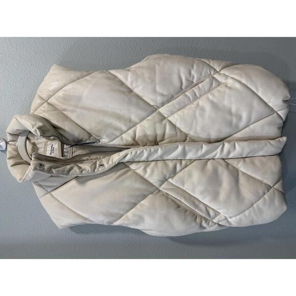 NWT Abercrombie & Fitch Oversized Vegan Leather Quilter Puffer Vest in Cream - Picture 2 of 6